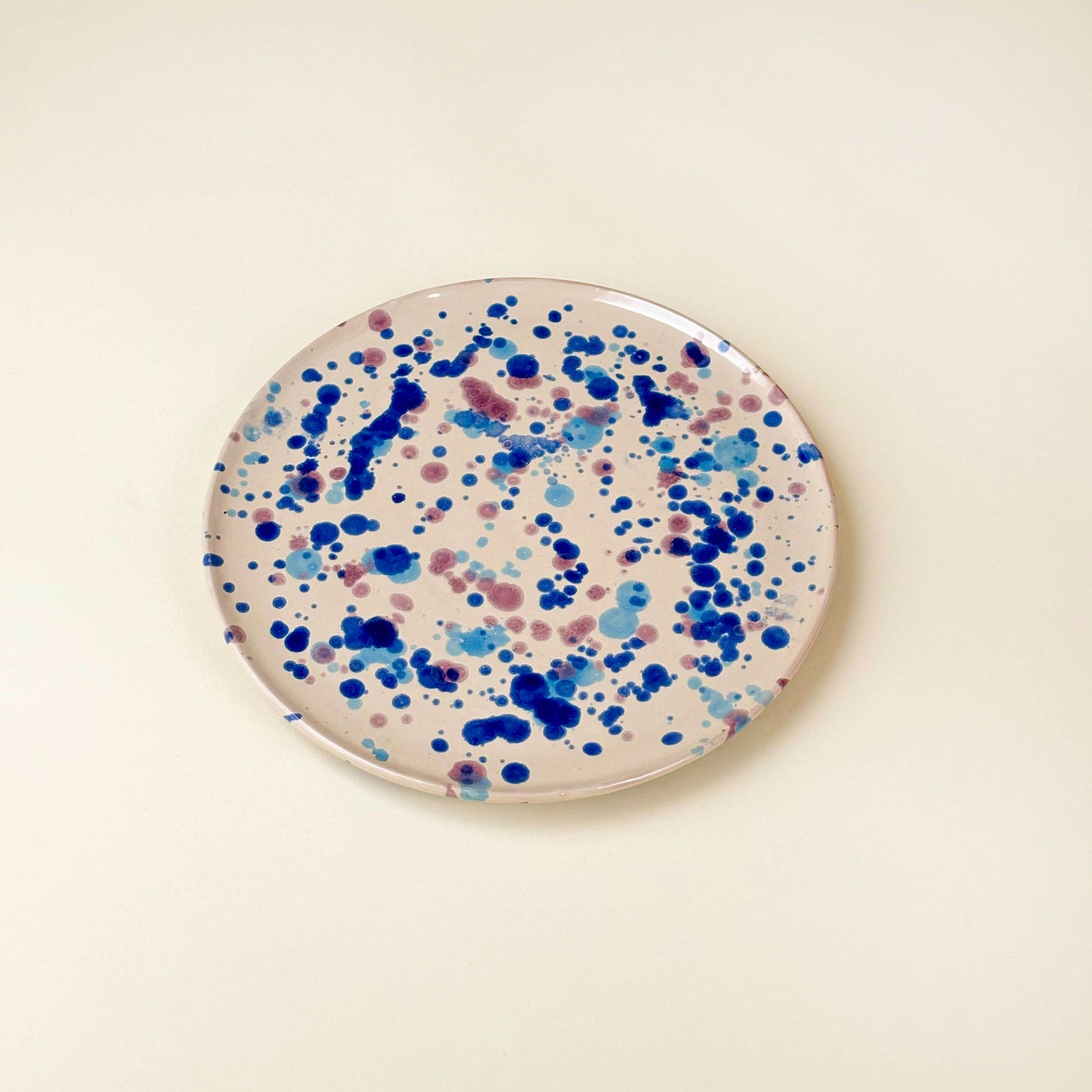 Grande assiette plate Gioia céramique artisanale italienne décor rose bleu écru, fait main