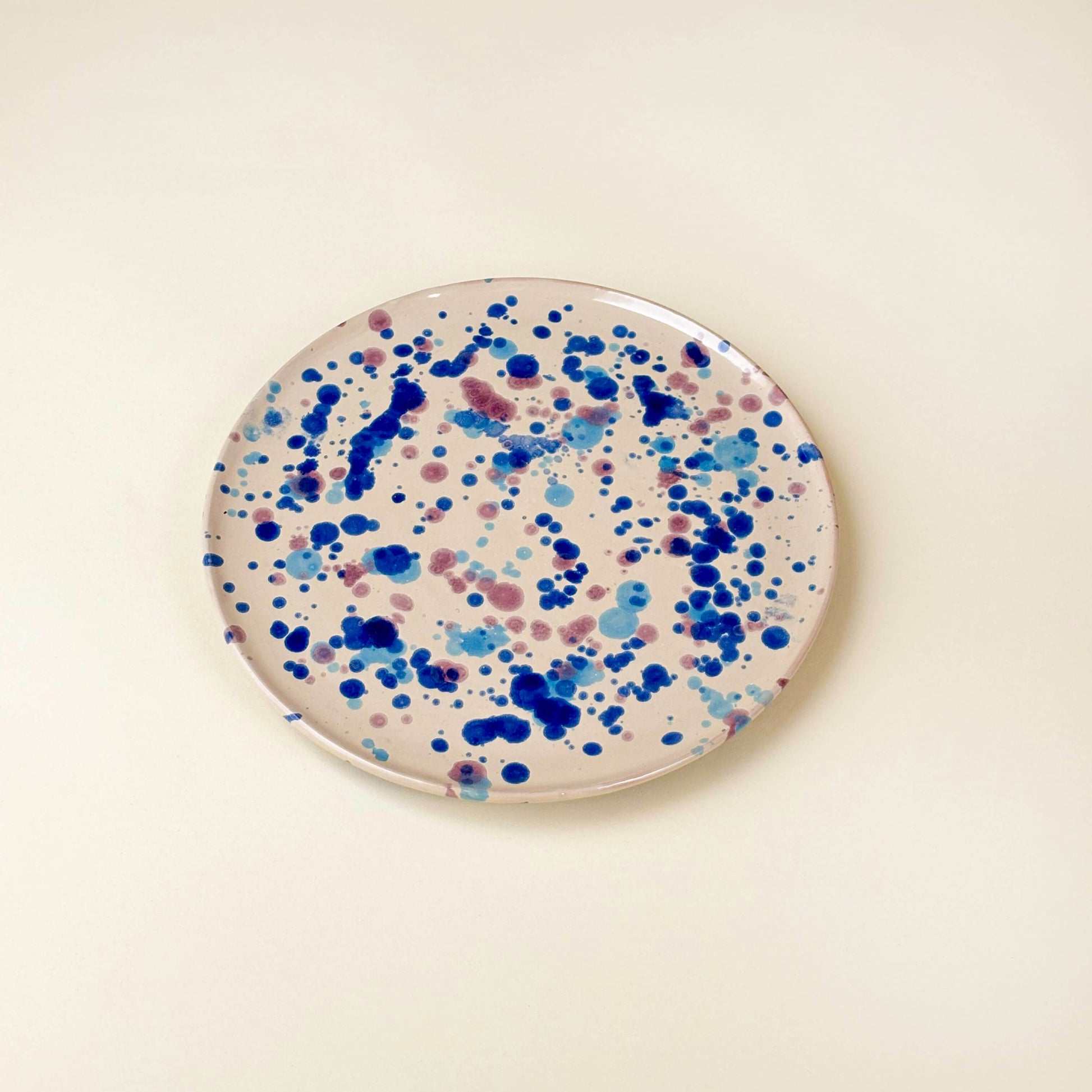 Grande assiette plate Gioia céramique artisanale italienne décor rose bleu écru, fait main